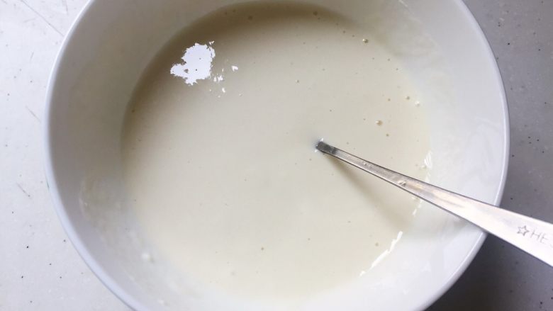 脆皮炸鲜奶,面粉、淀粉加水搅拌均匀,无颗粒