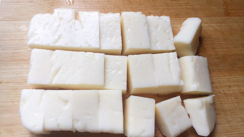 脆皮炸鲜奶,冷冻半小时或冷藏一小时以上,凝固后切块