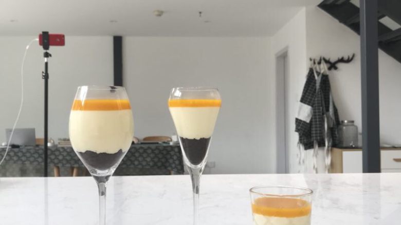 酸奶芝士杯,将芒果果酱淋入冷藏好的慕斯杯里,放入冰箱冷藏1小时