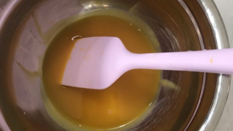 酸奶芝士杯,吉利丁泡软,投入加热的芒果果酱里搅拌均匀