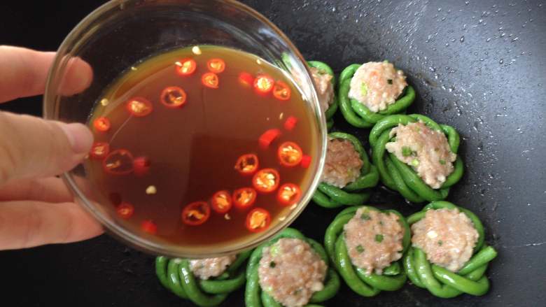 豇豆酿肉,倒入调料汁,加盖焖煮5分钟左右
,煮到汤汁稍微有点浓稠关火