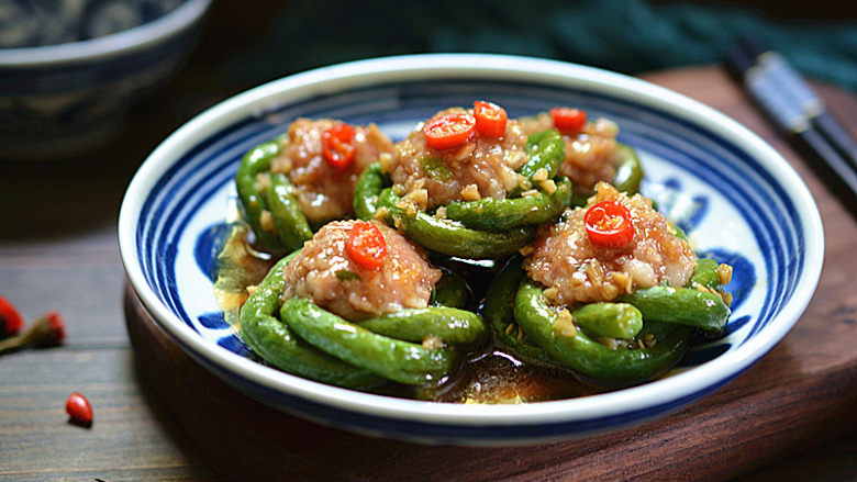 豇豆酿肉,先把豇豆肉饼盛入盘中，再把汤汁浇在上面即可