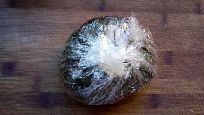 快手早餐——胖胖饭团,用保鲜膜包裹起来,压紧,定型1分钟。