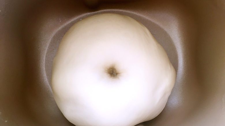 爆浆面包,发酵好的面团手指沾干粉按下去会有个圆圆的洞,轻微回弹即可