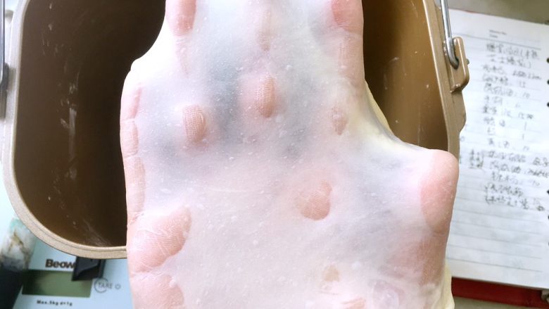 爆浆面包,揉好的面团切下一小块,可以撑出手套膜即可