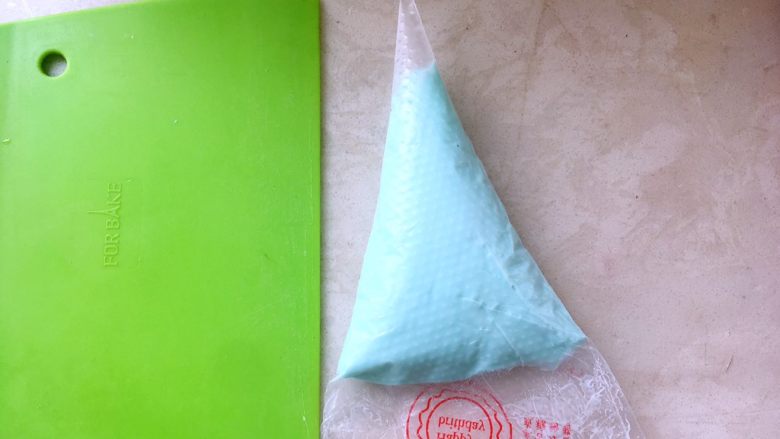 爆浆面包,之后将调好颜色的奶酪糊装入裱花袋,冰箱冷藏留着一会淋在表面用