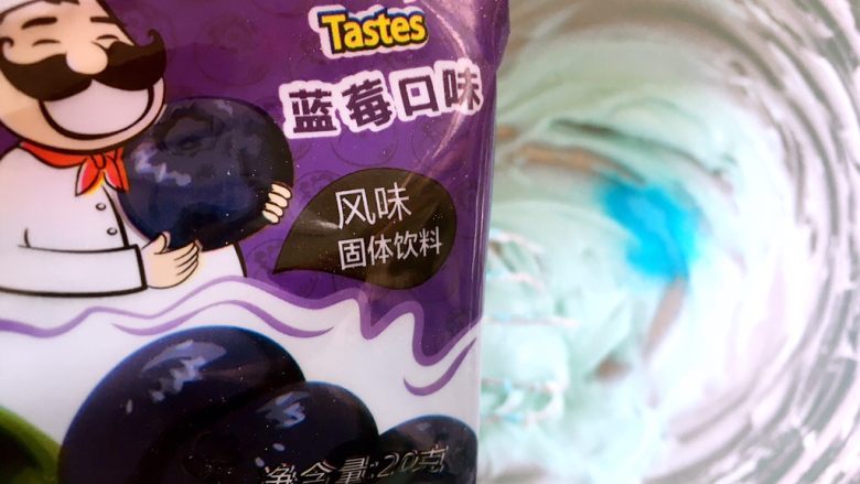 爆浆面包,剩下的奶酪糊,加入一点蓝莓果粉,调成自己喜欢的颜色,颜色可以根据自己喜欢的来调