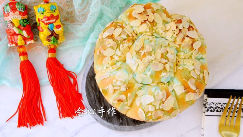 爆浆面包,杏仁片的脆香搭配上松软的面包,咬一口还有满满地顺滑内馅,甜而不腻,特别好吃