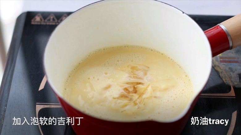 蜜瓜慕斯,倒入奶锅里,开小火加热,变得略微浓稠时加入泡软的吉利丁,搅拌至其融化