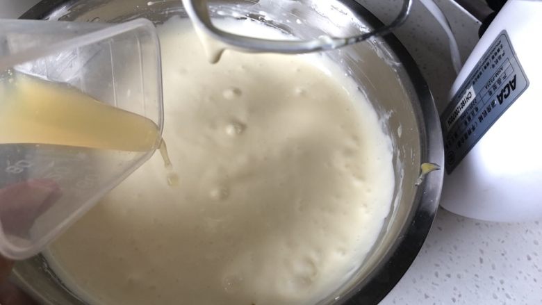 重乳酪蛋糕(原味),然后加入柠檬汁。搅拌均匀