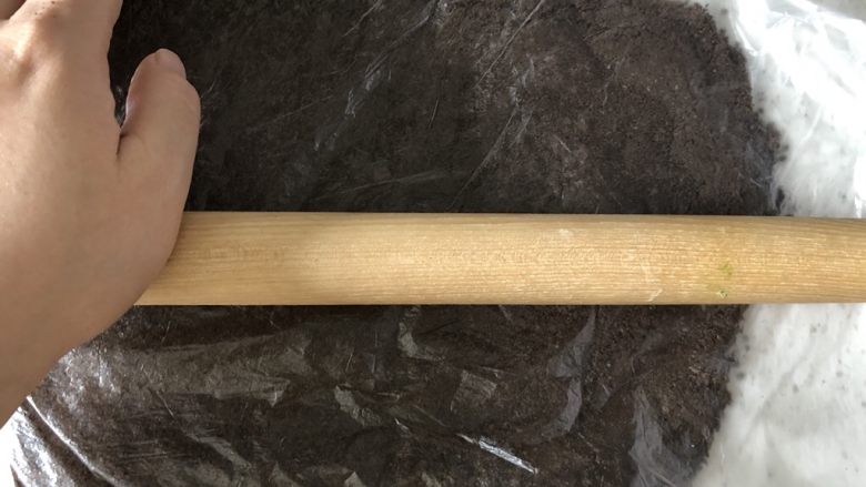 重乳酪蛋糕(原味),奥利奥饼干碎,装入塑料袋内用擀面杖擀成粉末状