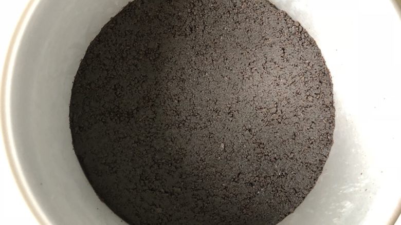 重乳酪蛋糕(原味),充分拌好的饼干碎倒入模具内,压实,平整,放入冰箱冷藏备用