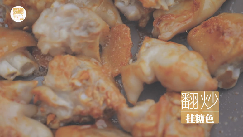 黄豆炖猪蹄「厨娘物语」,锅内倒入10ml食用油,放入30g冰糖炒至焦糖色,倒入猪蹄翻炒挂上糖色。