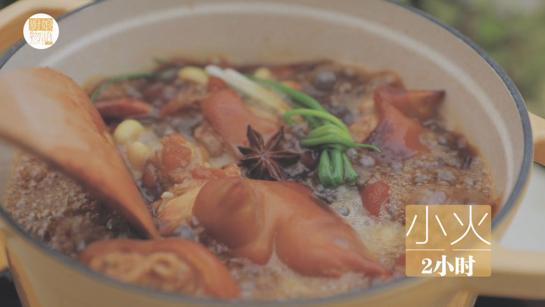 黄豆炖猪蹄「厨娘物语」,放入泡好的100g黄豆、1L热水、1个<a style='color:red;display:inline-block;' href='/shicai/ 3250'>葱</a>结,大火煮开后转小火煮1-2小时至软糯。(期间翻动一下以防粘锅,如果水少的话可以添加一些热水进去)