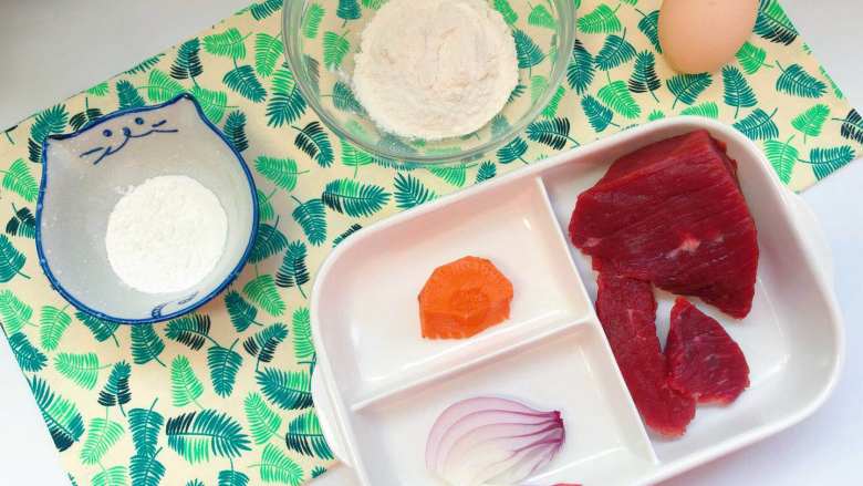 【宝宝辅食】Q弹牛肉肠,准备食材:牛黄瓜条 150 g、玉米淀粉 5 g、中筋面粉 30 g、清水 30 g、鸡蛋 1个、胡萝卜 1小块、洋葱 适量;