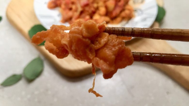 番茄炒鹅蛋,番茄红诱,色泽鲜美,每一块蛋皮酸甜可口,有着浓浓的西红柿的味道,一咬鹅蛋就能吃出很多的汤汁哦!