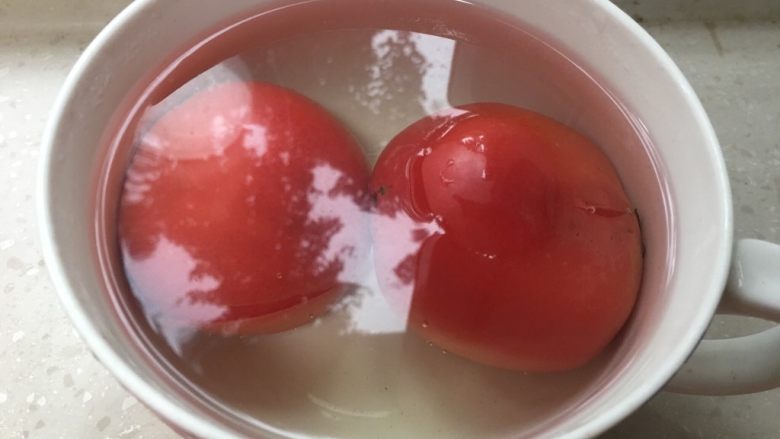 番茄炒鹅蛋,<a style='color:red;display:inline-block;' href='/shicai/ 59'>番茄</a>用沸水烫一下,捞出剥皮。