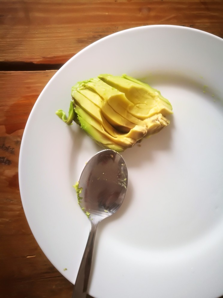 培根牛油果煎蛋超级三明治,用勺子整体剜出备用。