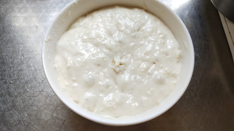 波兰种,牛奶吐司,波兰种材料全部混合,室温发酵至起满小泡泡大概2到 3个小时