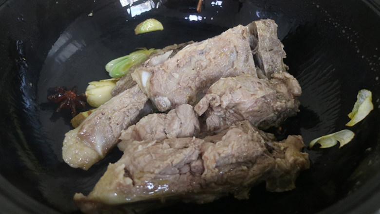 排骨豆角焖面,起锅放入葵花籽油,放姜蒜花椒八角爆香,放入焯好的排骨快,转中火,炒至表面微焦。