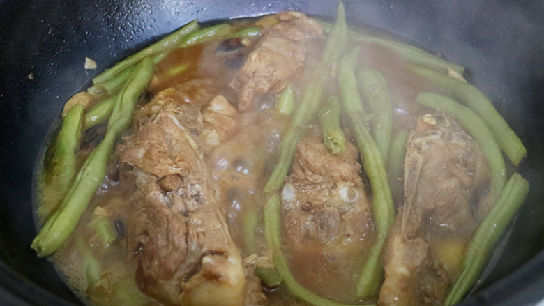 排骨豆角焖面,锅中倒入热水,水要没过豆角和排骨,同时加盐调味。盖上锅盖,大火烧开后转中火炖5分钟。