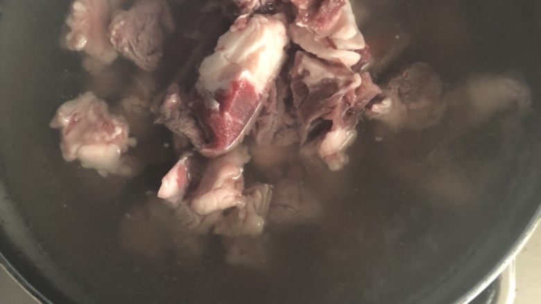 罗宋汤,烧开水,将牛肉煮出沫捞出