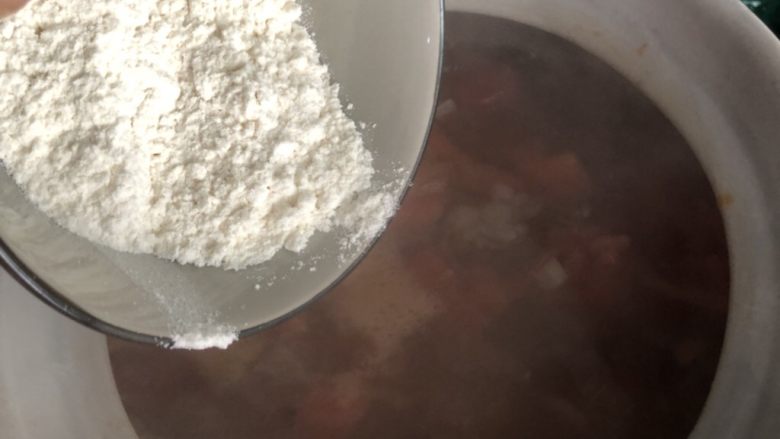 罗宋汤,倒入炒好的面粉