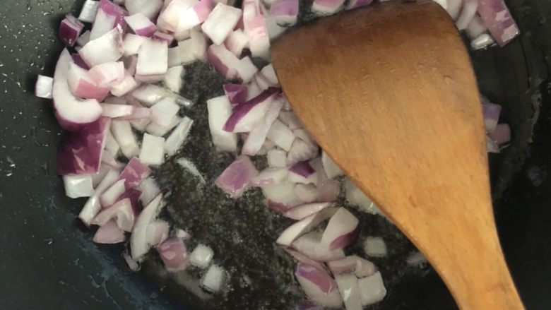罗宋汤,锅热油,倒入洋葱炒香