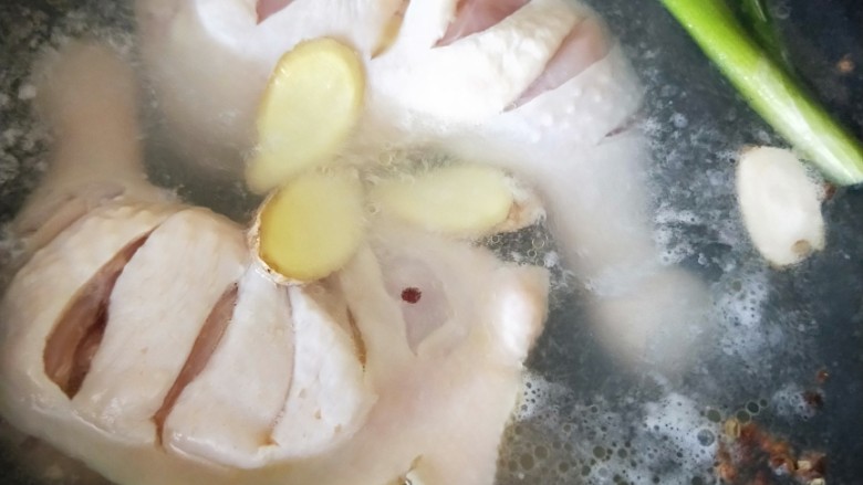 流口水的口水鸡,锅中放料酒 葱姜 花椒 八角两颗