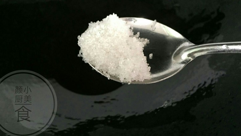 红烧肉笋干,热锅放适量的食用油忙火烧热,放半勺<a style='color:red;display:inline-block;' href='/shicai/ 3729'>白糖</a>炒糖色,炒至变红糖色即可。