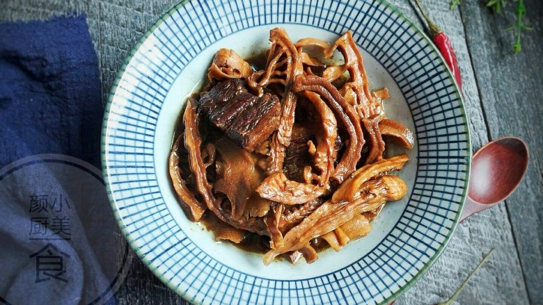 红烧肉笋干,煮好试一下味道咸淡,不够咸可以再调一下味道