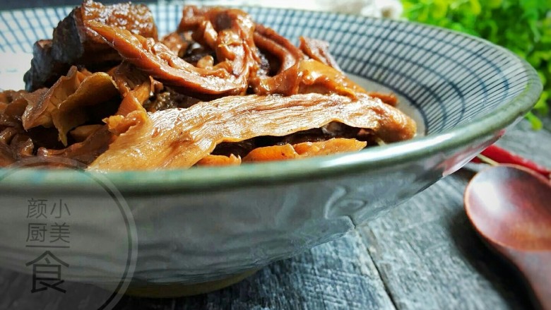红烧肉笋干,这样煮出来肉软烂好吃,笋脆脆的,汤汁用来煮面条也是很美味的。