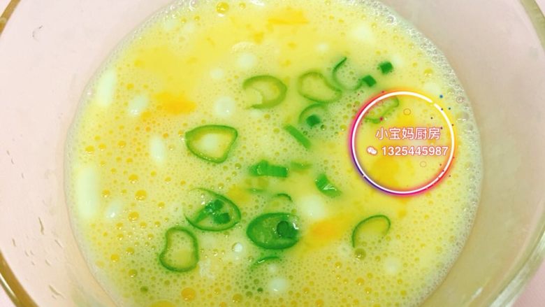 丝瓜煎蛋,鸡蛋打散、加入淀粉和匀。