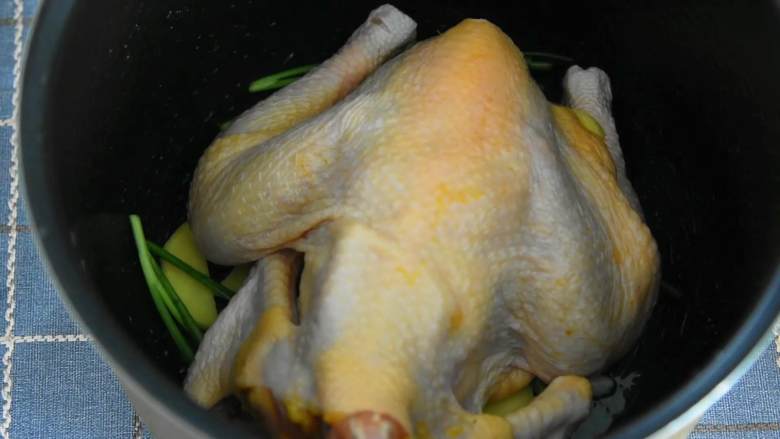 电饭煲盐焗鸡—一滴水都不加,做出来的鸡却嫩滑多汁,放入腌制好的鸡。
刷层油,合上盖子,煮30~40分钟。