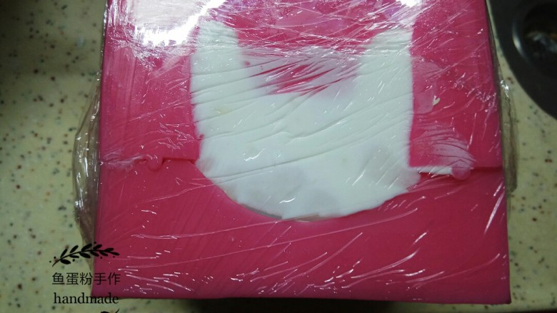 萌萌哒小熊慕斯蛋糕,把模具合并起来用保鲜膜封好头部朝下,把慕斯液灌满底部维持这个方向,把模具放进冰箱冷冻24小时,然后脱模即可