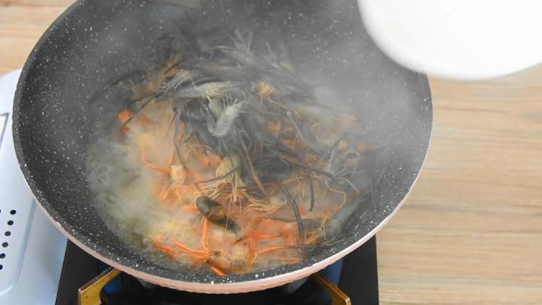 油爆虾—火爆杭州的老头儿油爆虾,自己在家也能做,油温7成热倒入河虾,炒至变色控油捞出。