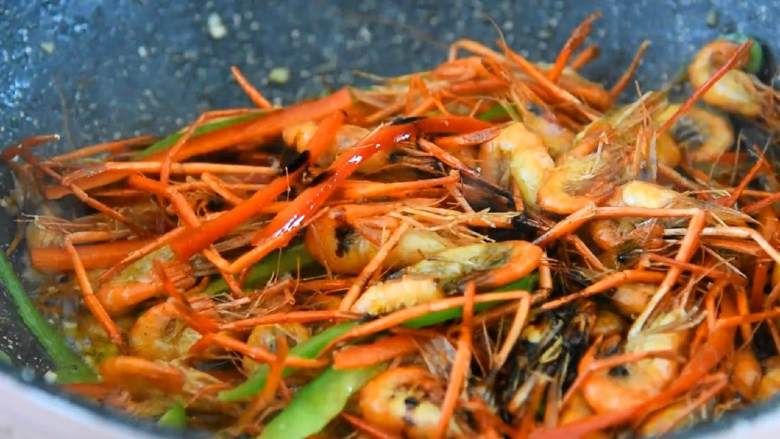 油爆虾—火爆杭州的老头儿油爆虾,自己在家也能做,加入料酒、2勺生抽、半勺老抽,炒匀。