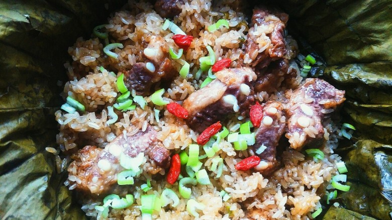 荷叶排骨糯米饭,排骨糯米饭蒸好了,色香味俱佳