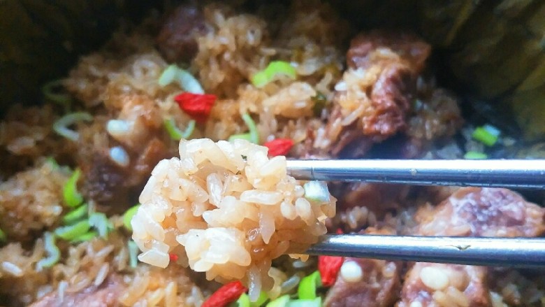 荷叶排骨糯米饭,糯米软糯香溢,包裹着排骨的汁液,美味极了