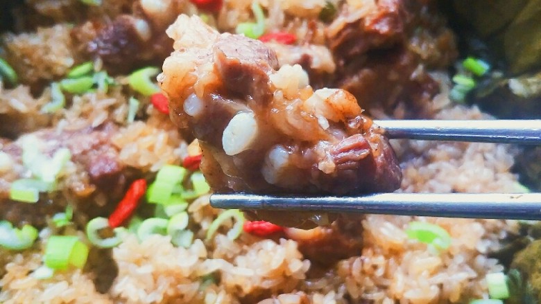 荷叶排骨糯米饭,排骨软烂夹杂着糯米的清香,味蕾那叫一个满足。