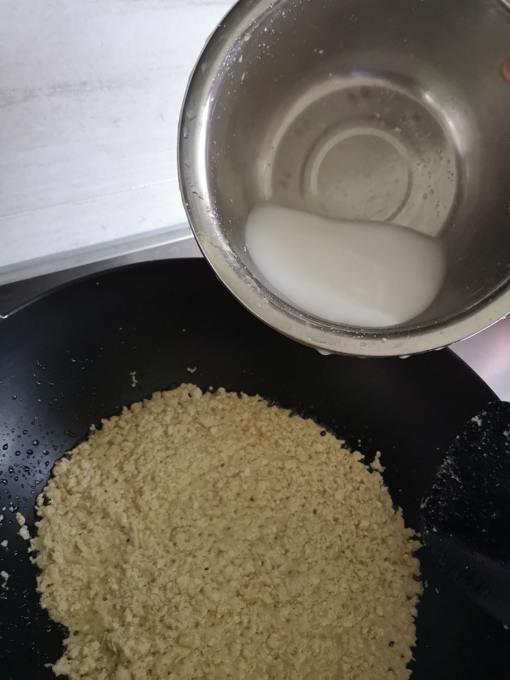 #地方名菜#嘶马拉豆腐,第一次倒入三分之一水淀粉