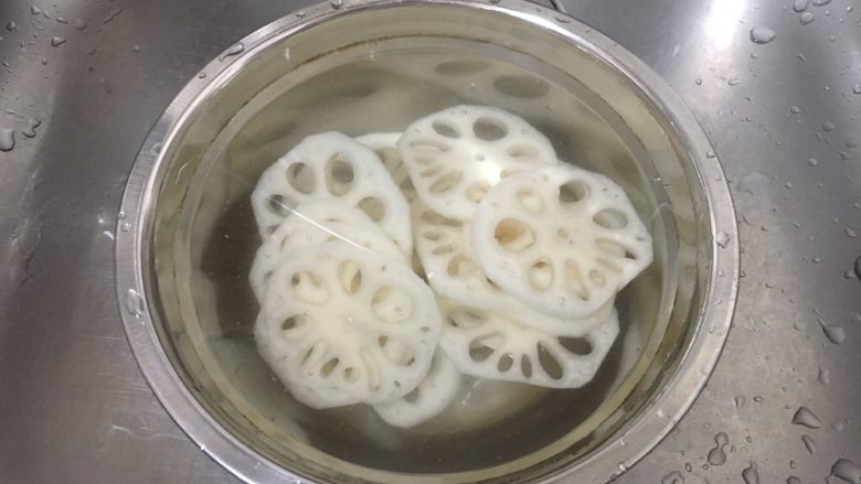 花椒油炝糖醋藕片,将切好的藕片放在清水里泡泡,把淀粉泡出去,清洗一下,沥干水分备用。