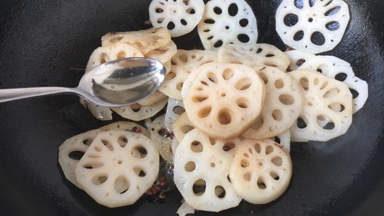 花椒油炝糖醋藕片,放入2勺的清水,翻炒均匀,可盖上锅盖儿焖30秒。