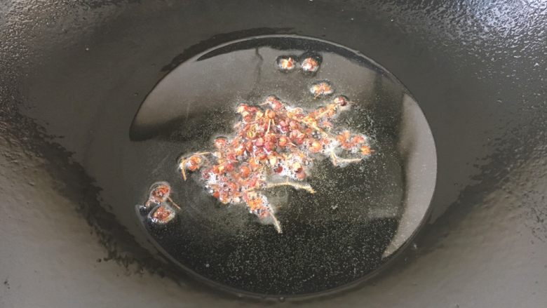 花椒油炝糖醋藕片,热锅凉油,放入花椒,花椒煸炒出香味即可,不要煸炒糊了。