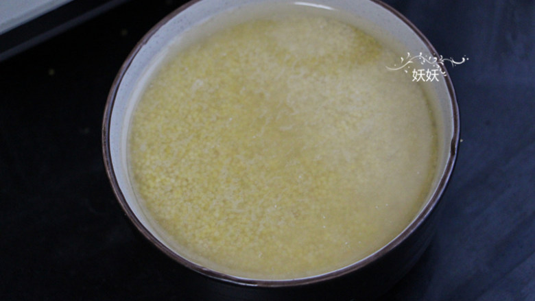 海参小米粥,<a style='color:red;display:inline-block;' href='/shicai/ 493'>小米</a>洗干净,提前浸泡一晚上。