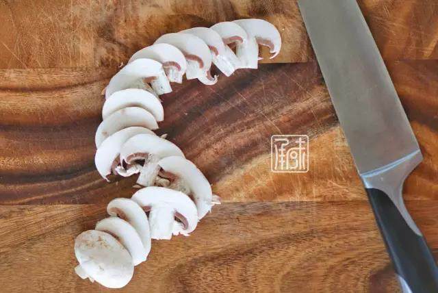 承味意大利糙米奶油蘑菇饭#发现粗粮之美#,首先我们将蘑菇切成片,并将玉米粒切下来,切下来就好。
