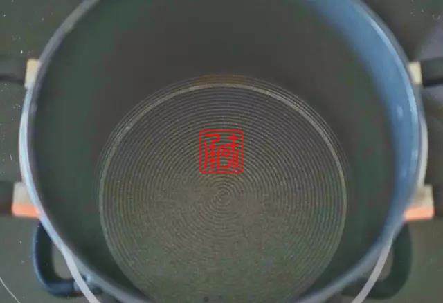 承味意大利糙米奶油蘑菇饭#发现粗粮之美#,准备好一只汤锅,烧2碗水