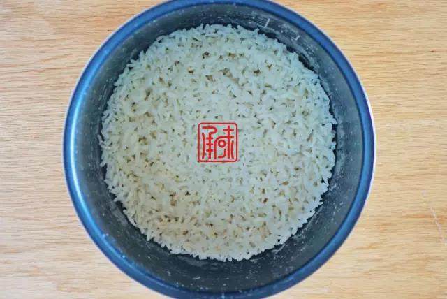 承味意大利糙米奶油蘑菇饭#发现粗粮之美#, 与此同时煮一锅糙米饭,记住这里的水和米的比例是0.8比1,因为一会在煮饭的过程中糙米还会二次吸收水分