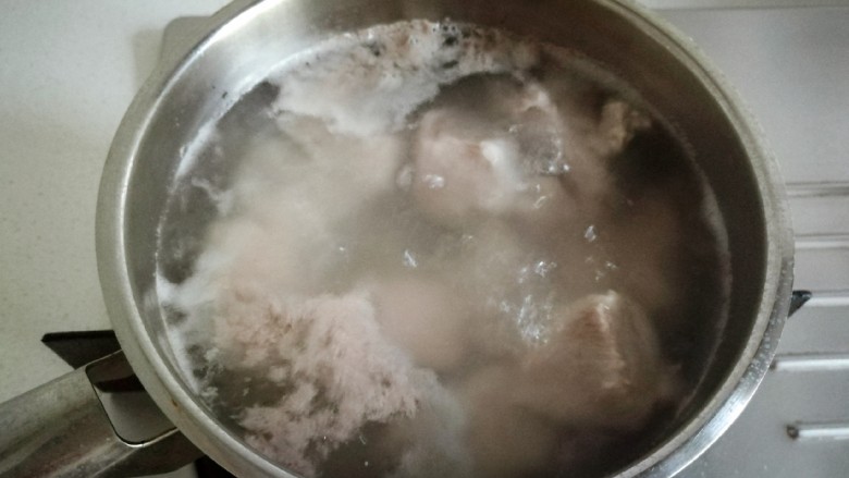 土豆红烧排骨,锅中放水,倒入少许<a style='color:red;display:inline-block;' href='/shicai/ 718'>料酒</a>,然后放入排骨,焯出浮沬和血水后捞出。