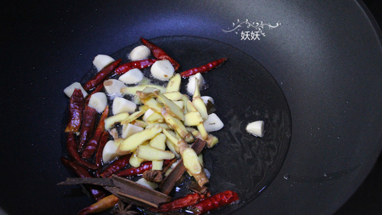 香辣烤鱼,油锅烧热,下香料炒香。